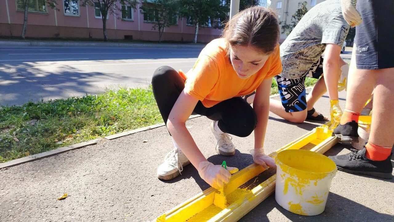 «Это можно сделать смыслом жизни»: подростки бесплатно помогают работникам дорожных служб