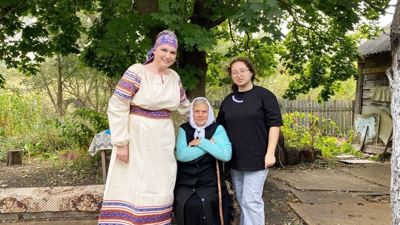 Рубель, чуни и понёва: старейшая жительница села передаёт волонтёрам тульский диалект и обычаи