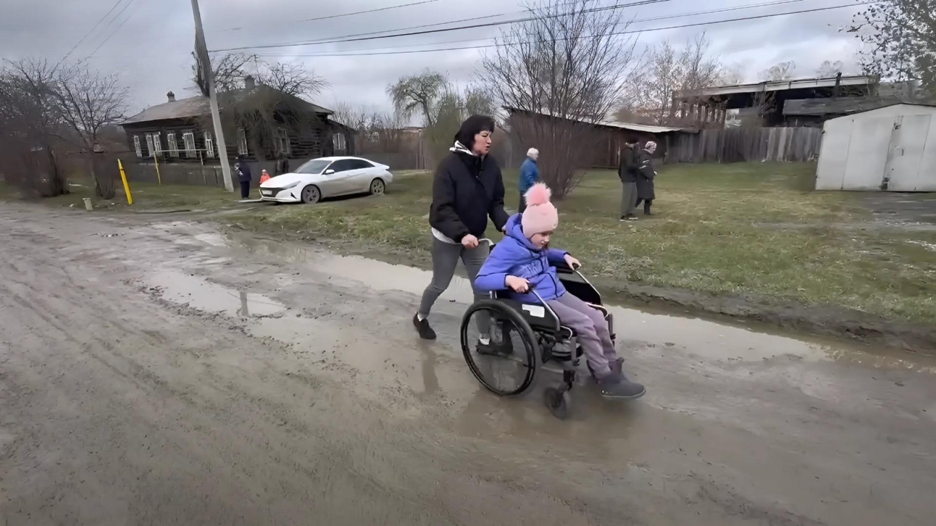 Ребёнок-инвалид в Свердловской области не может добраться до больницы и школы