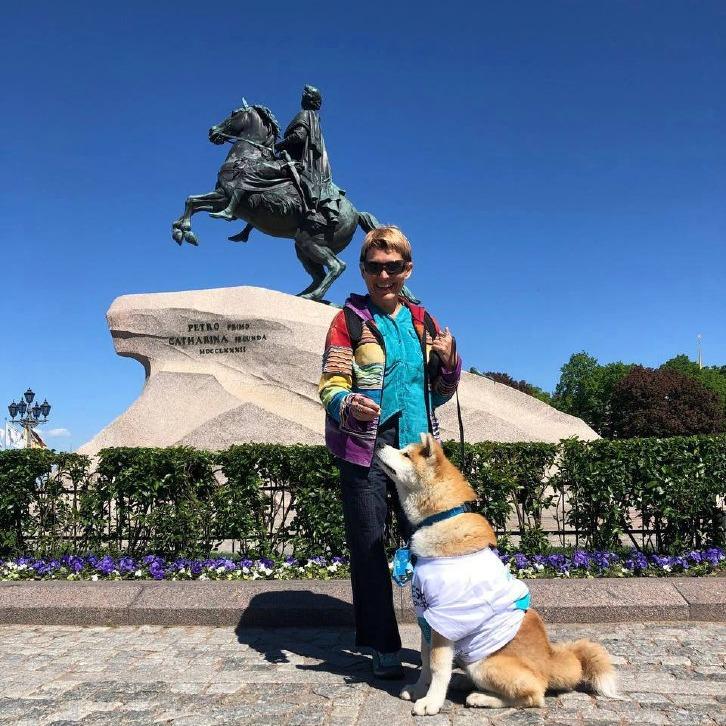 Пес-волонтер помогает туристам не заблудиться в Петербурге