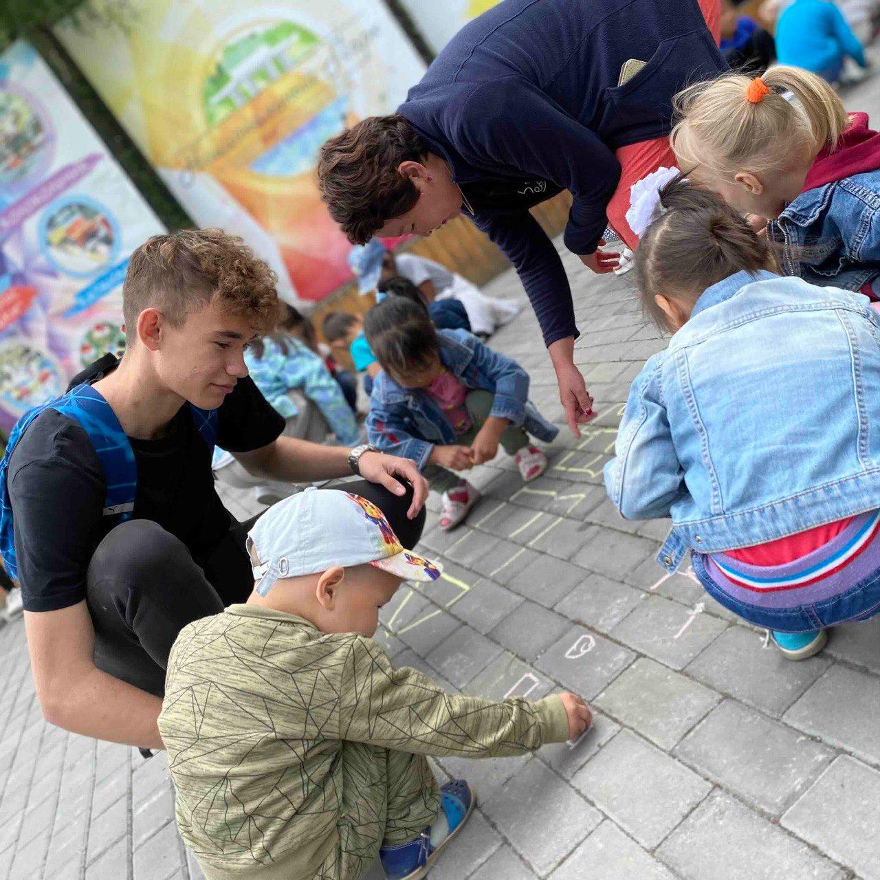 Семейный конкурс рисунков на асфальте прошел в Кызыле