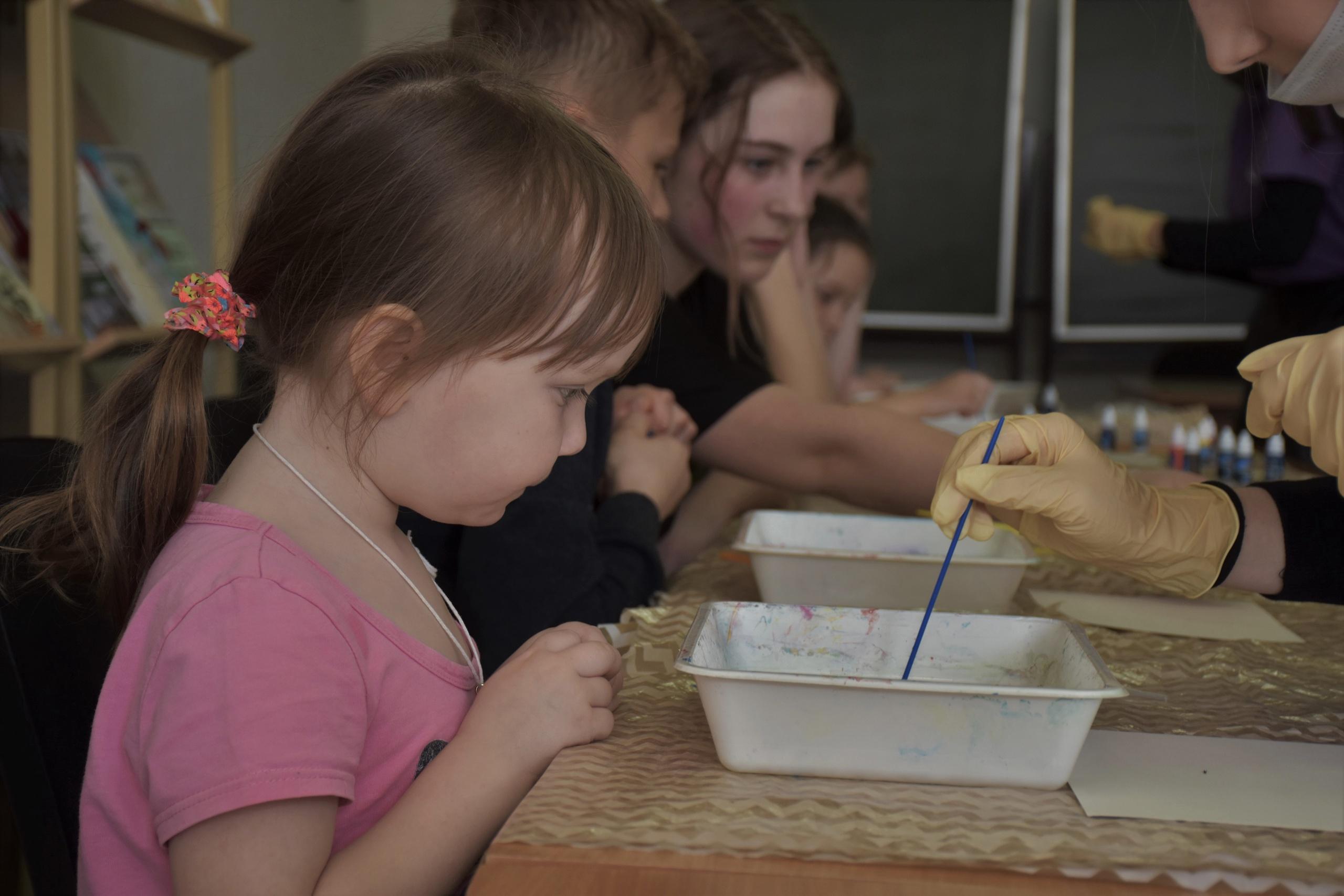Волонтеры культуры проводят занятия с детьми в пункте временного размещения вынужденных переселенцев с территории Донбасса 