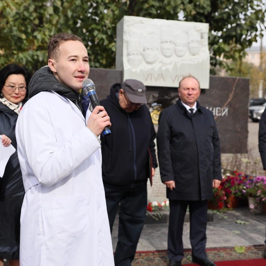 «Да здравствует жизнь!» В Улан-Удэ открыли памятник медикам, погибшим в пандемию