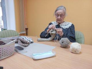 В Чебоксарах 91-летняя Тамара Гетманова вяжет носки для солдат