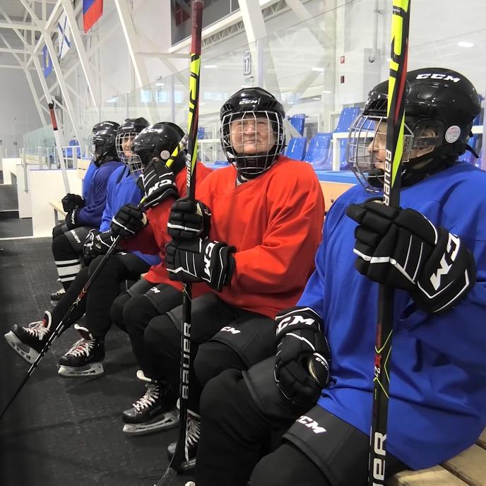 «Мама, ты чего, сдурела?!»: Как пенсионерки из Архангельской области сколотили свою хоккейную команду