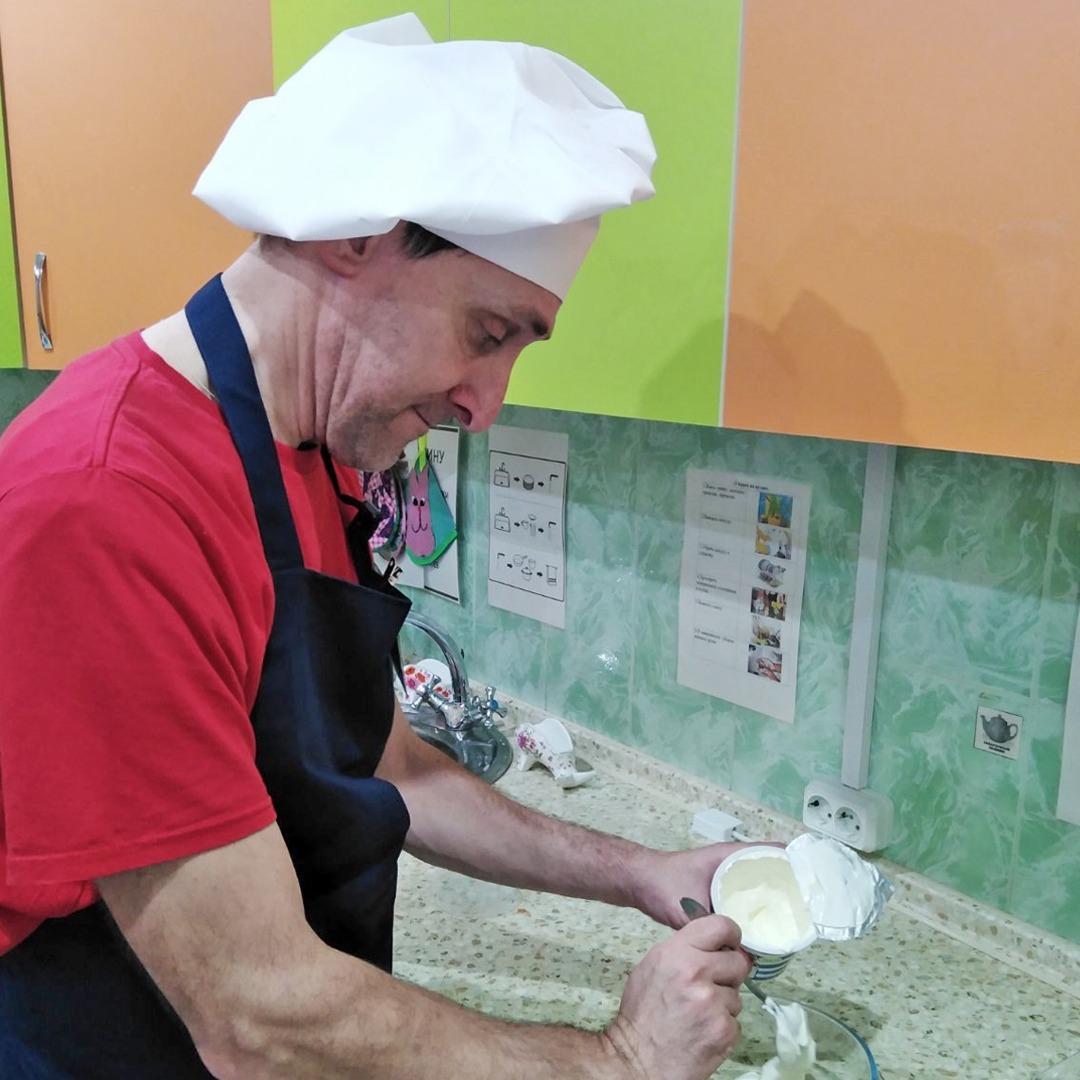 «Дома их ограждают от бытовых забот, а здесь они привыкают помогать»: серебряные волонтёры учат людей с инвалидностью «готовить, как бабушка»
