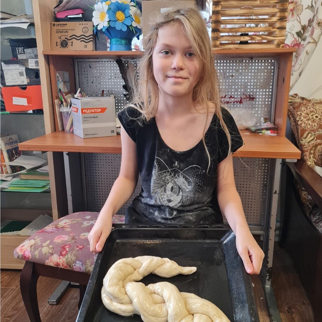 Восьмилетняя школьница открыла пекарню, чтобы помочь парализованной маме
