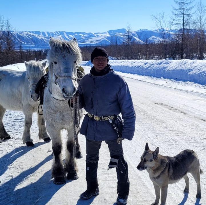 Житель Якутии продал микроавтобус, чтобы отправиться в экстремальное путешествие верхом на белом коне