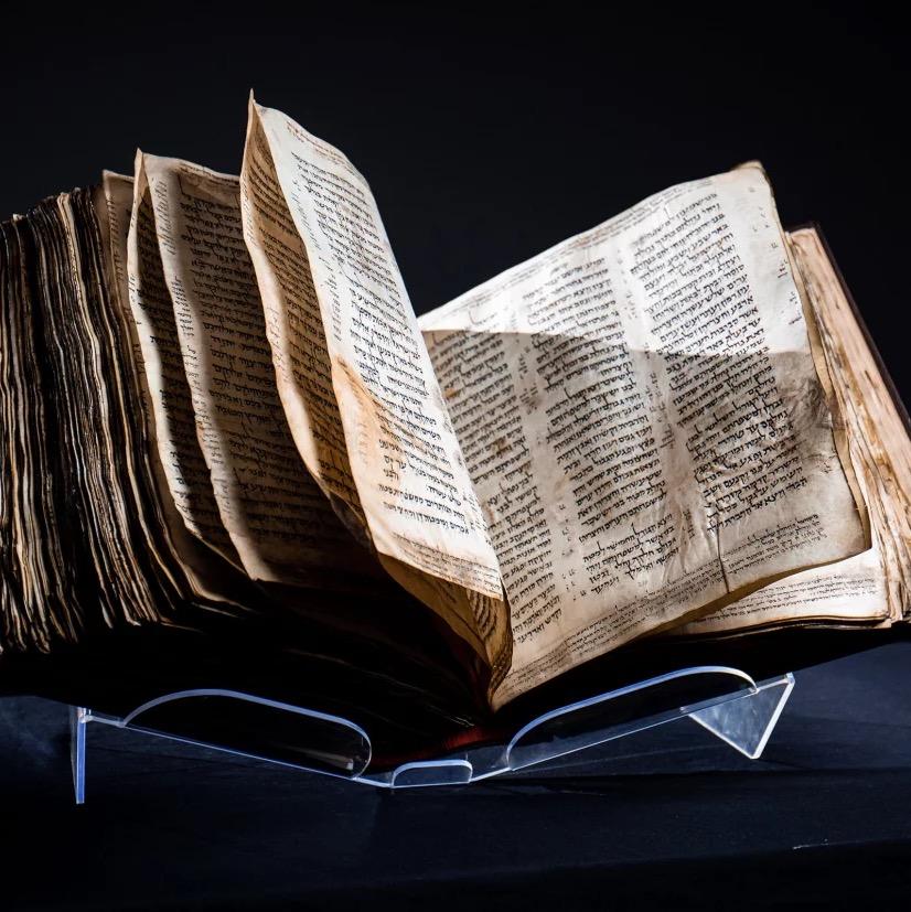 Древний текст Библии продали на аукционе почти за 40 миллионов долларов