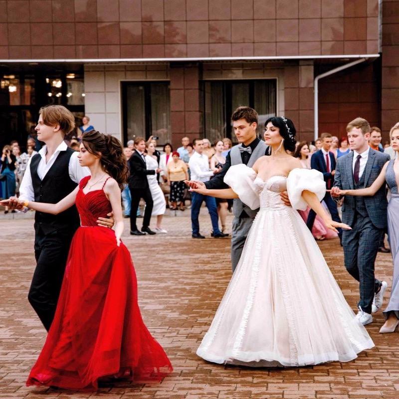 От полиэстера к юбкам из фатина: как российские выпускники готовятся к школьному балу