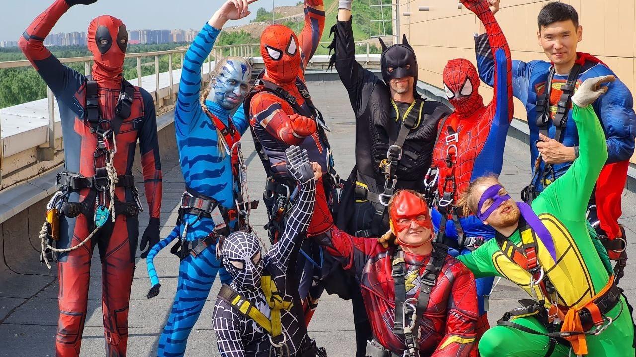 Альпинисты в костюмах супергероев устроили праздник для больных детей