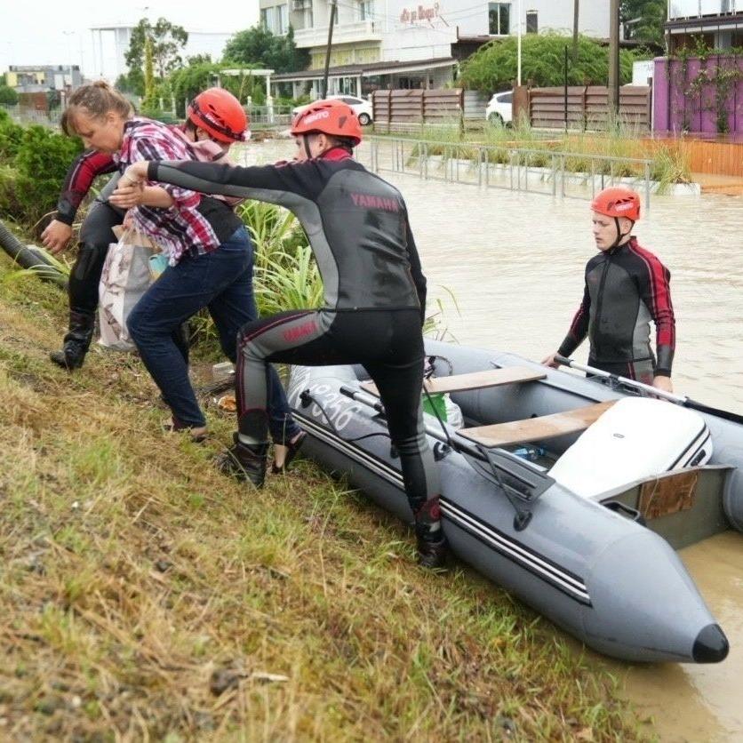 Волонтёры устраняют последствия ливней в Сочи и эвакуируют людей