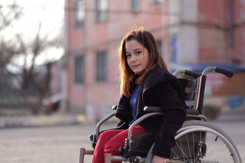 «Пусть другие сядут в инвалидные коляски и попробуют проехать по улице»: в Дагестане девушка-инвалид борется за права маломобильных граждан
