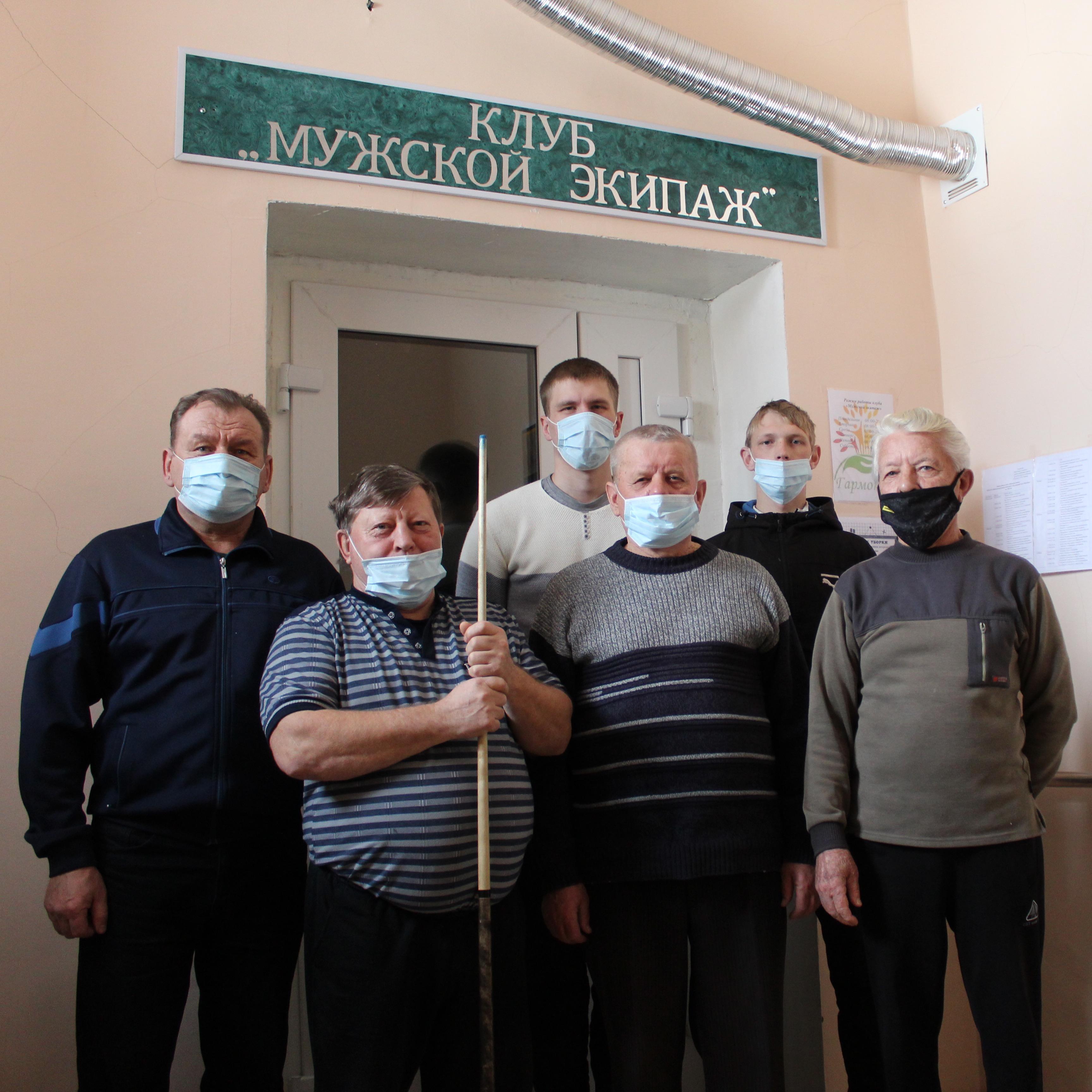 «Просто не вывести из бильярдной комнаты»: соцработник из Ульяновской области открыла мужской клуб для пенсионеров