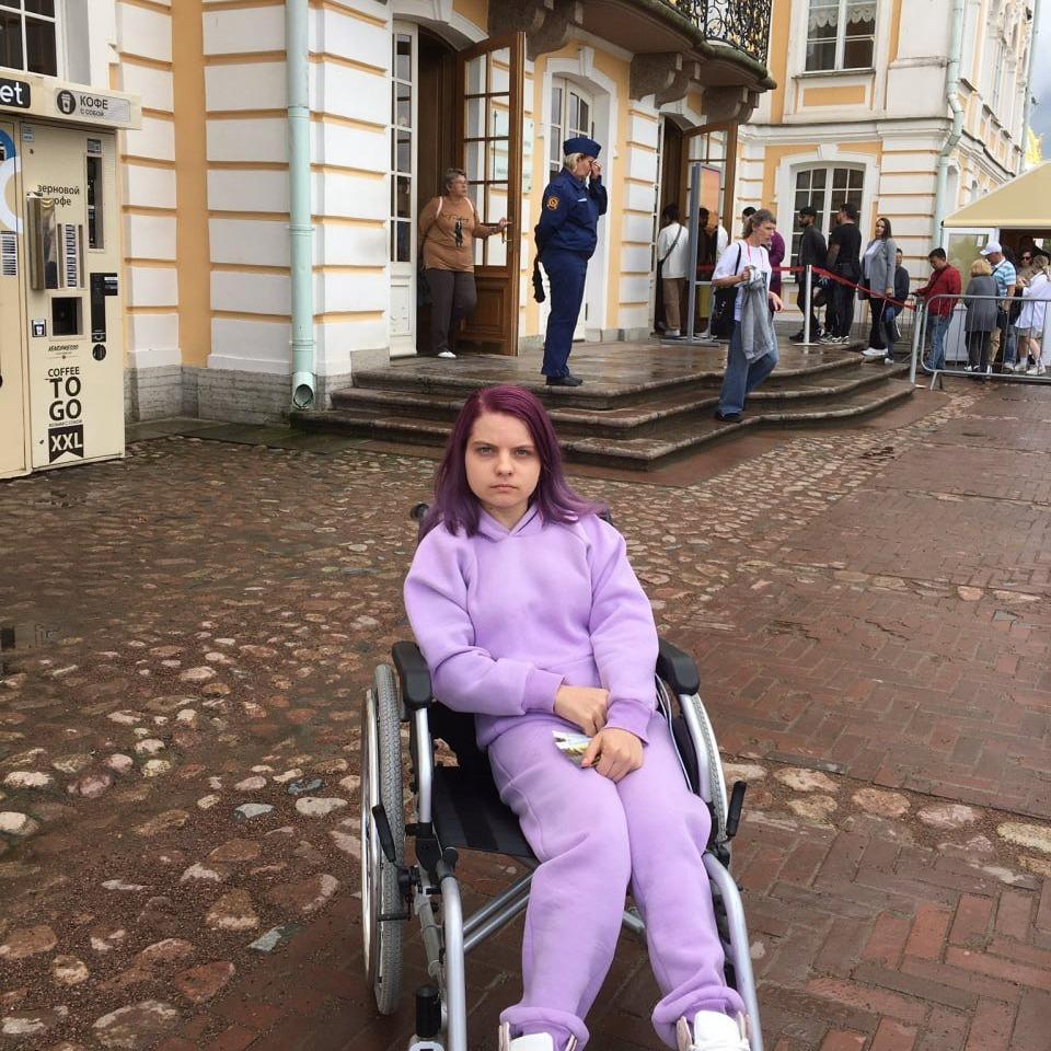 «Лестницу колёсами поцарапаете»: сотрудники Петергофа не впустили в музей девушку на инвалидной коляске