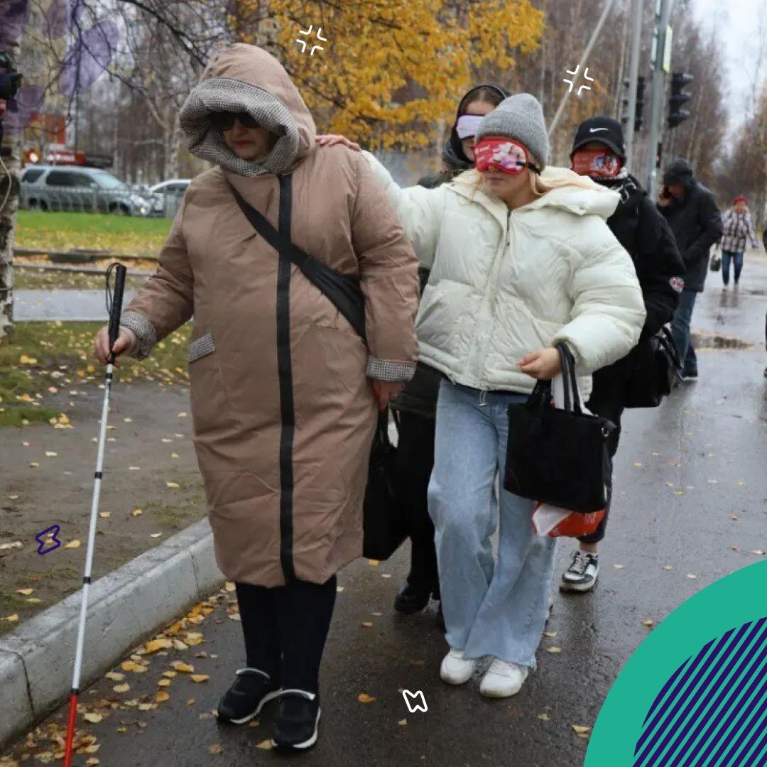 Волонтёрам, чиновникам и полицейским завязали глаза, чтобы проверить, каково ходить по Нижневартовску с белой тростью