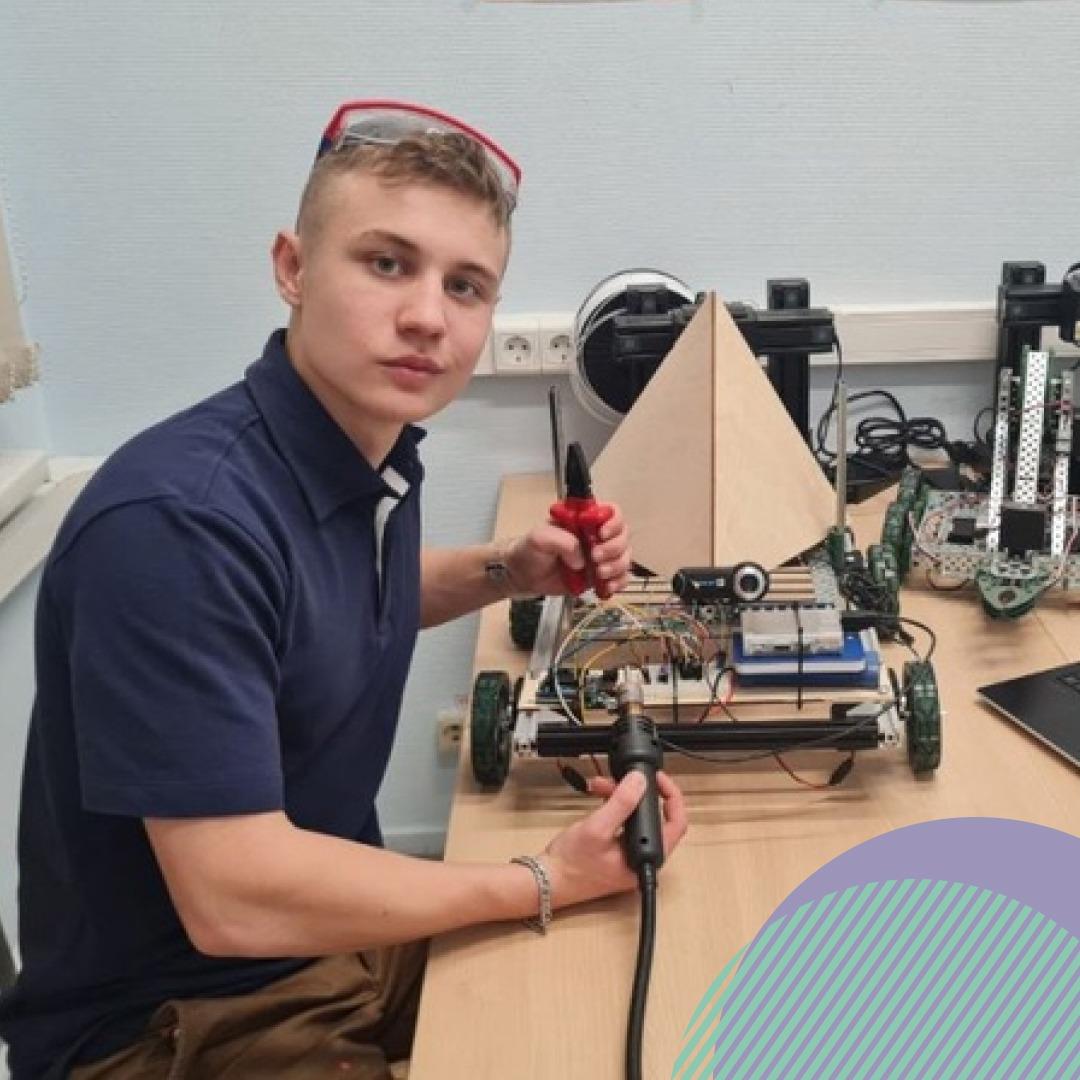 Школьник из Москвы изобрёл робота в помощь охраннику