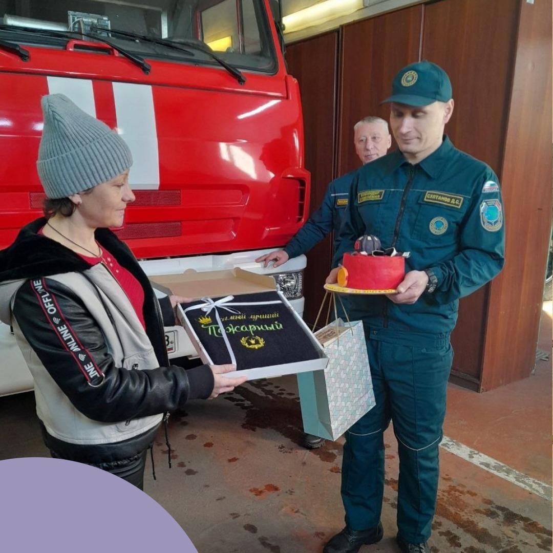 «Балки падали на голову»: необычный подарок вручили пожарному, который спас жизнь паре в Приморье