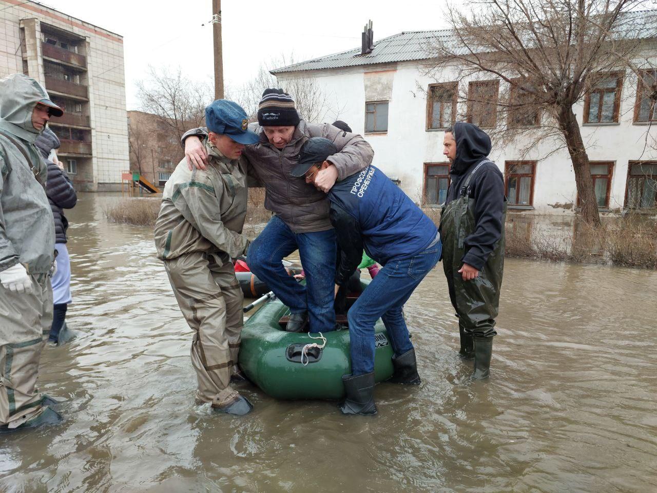 Наводнение в регионах России: волонтёры уговаривают людей эвакуироваться