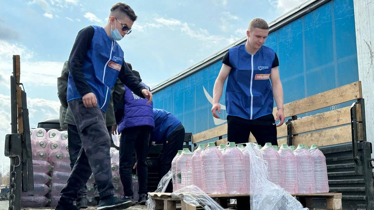 Волонтёры проекта «12 Храмов» доставили 100 тысяч литров воды в Орск и Оренбург